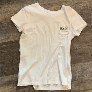 White Vineyeard Vines shirt🐳🐳